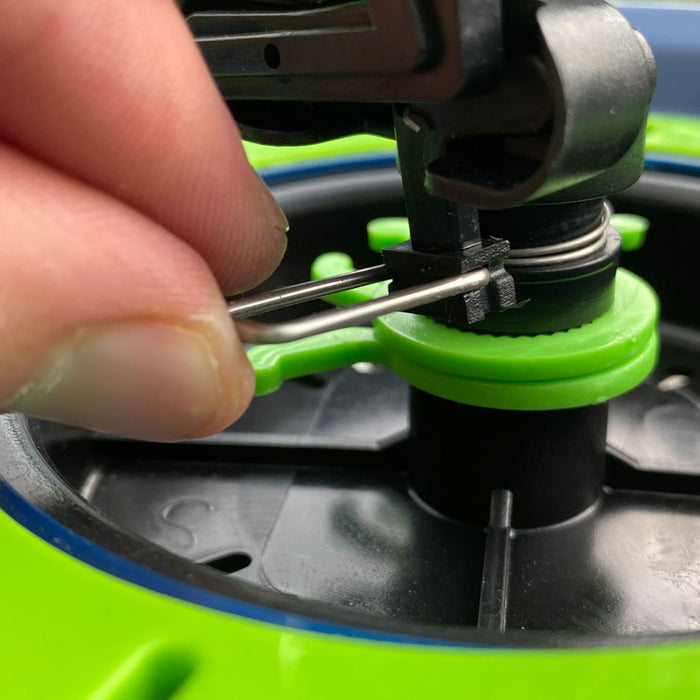 Smart Spray Contour Pulsating Sprinkler on 3-Prong In-Series Metal Step Spike